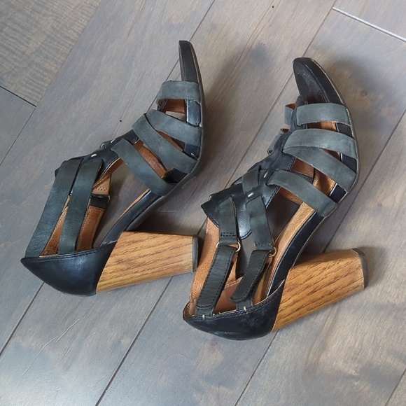 Clark's Size 6.5 Black Leather Sandals - Picture 2 of 11